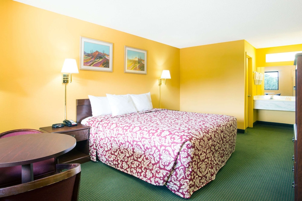 Standard Room, 1 King Bed photo 1