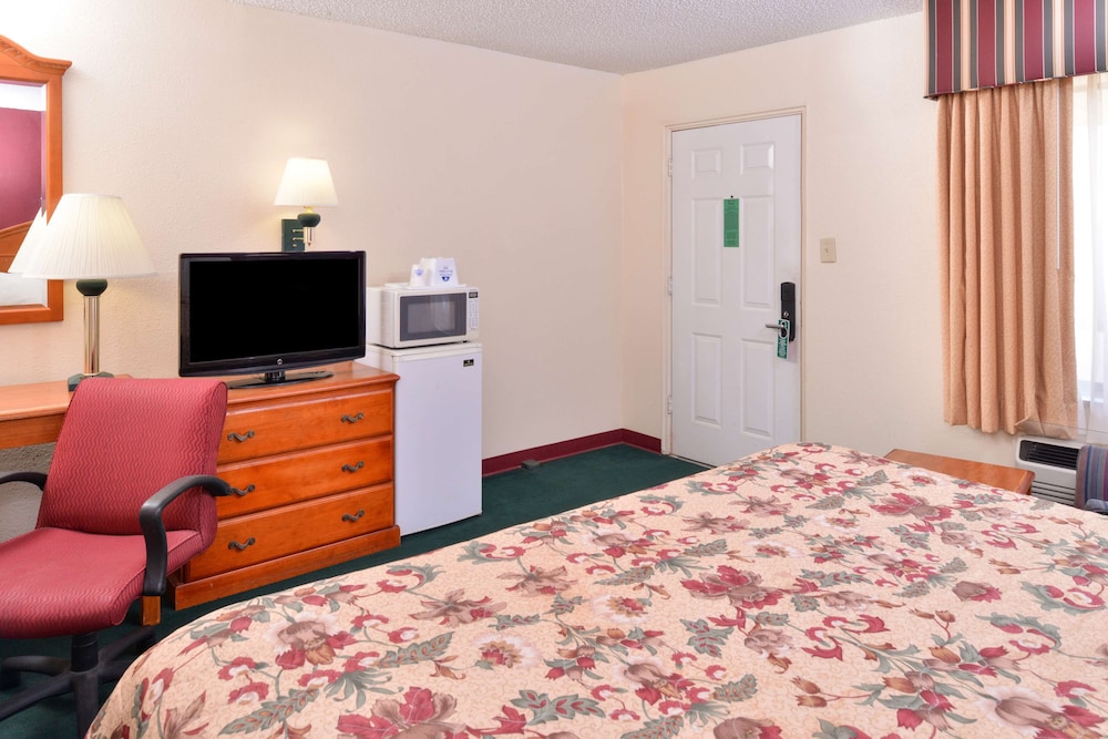 Room, 1 King Bed, Smoking - Photo 2