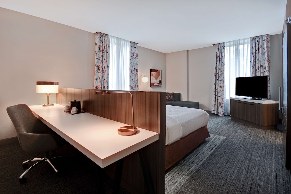 Deluxe Room, 1 King Bed, Accessible (Roll-In Shower) - Photo 2