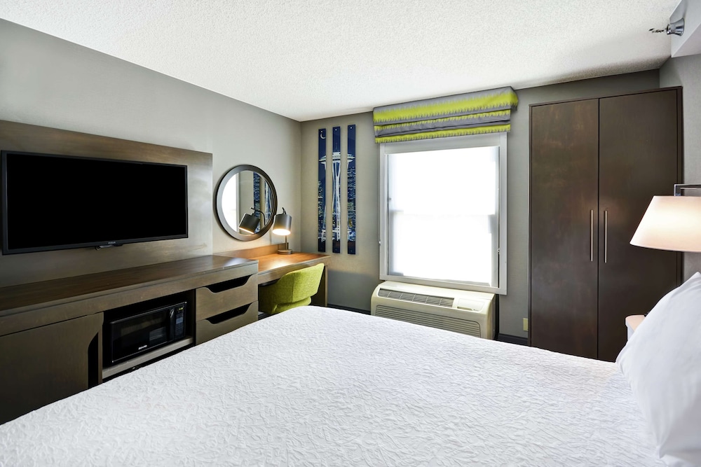 One Queen Bed - Photo 1