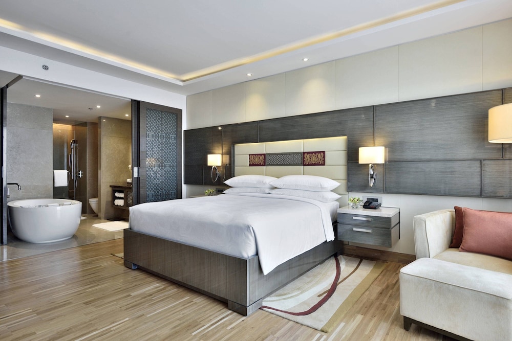 Executive Room, 1 King Bed, Pool View photo 1