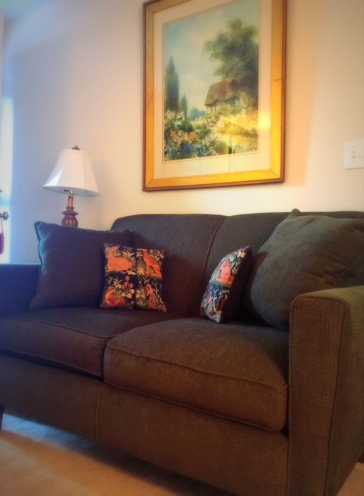 Room, 1 Queen Bed, Fireplace, Courtyard Area photo 2