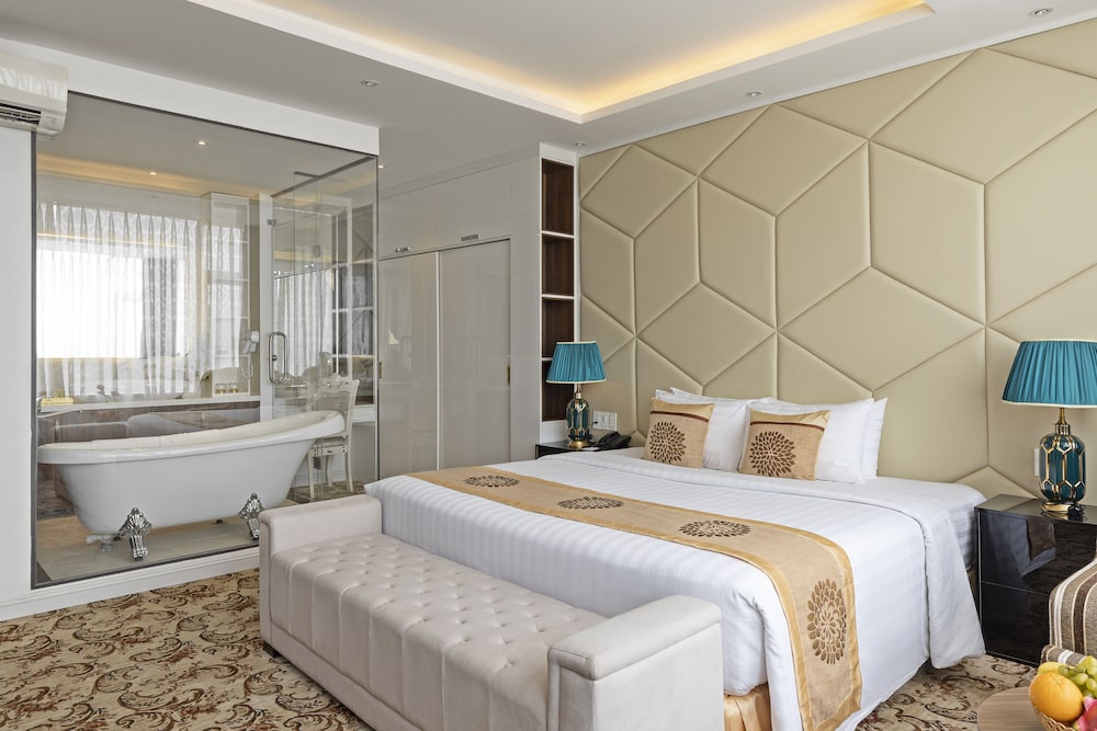 Premium Suite, Courtyard View