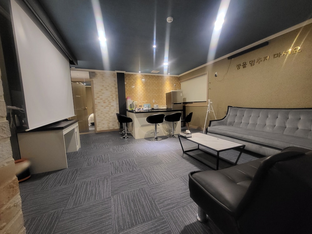 Suite Room (Include Caravan, BBQ available, Free Netflix, Styler, Air purifier, Cooking) photo 3