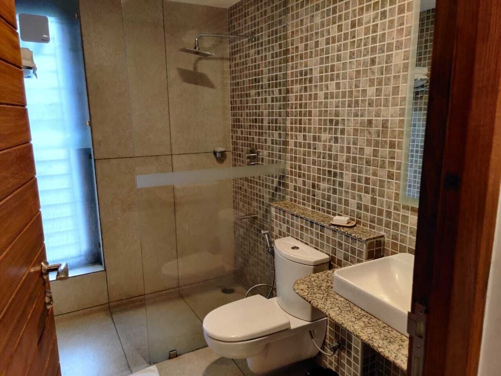 Deluxe Room, 1 King Bed, Balcony, Garden View photo 2