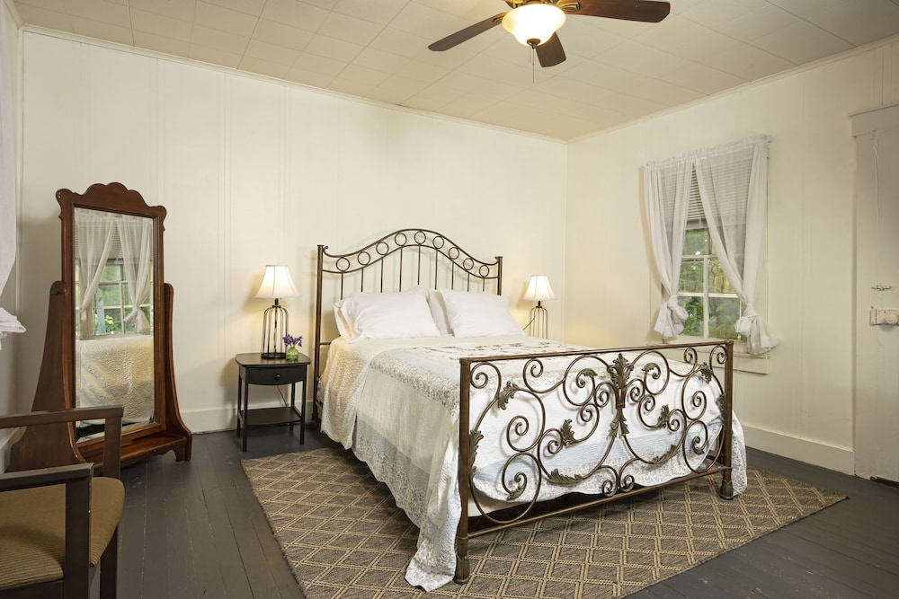 Basic House, 2 Bedrooms, Private Bathroom, Hill View photo 1