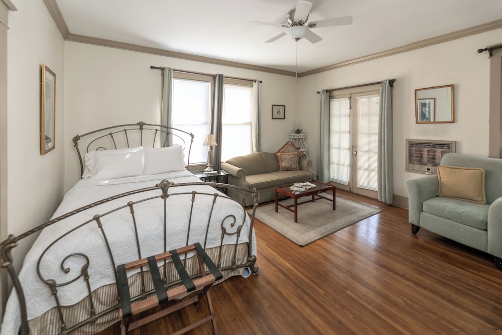 Deluxe Studio