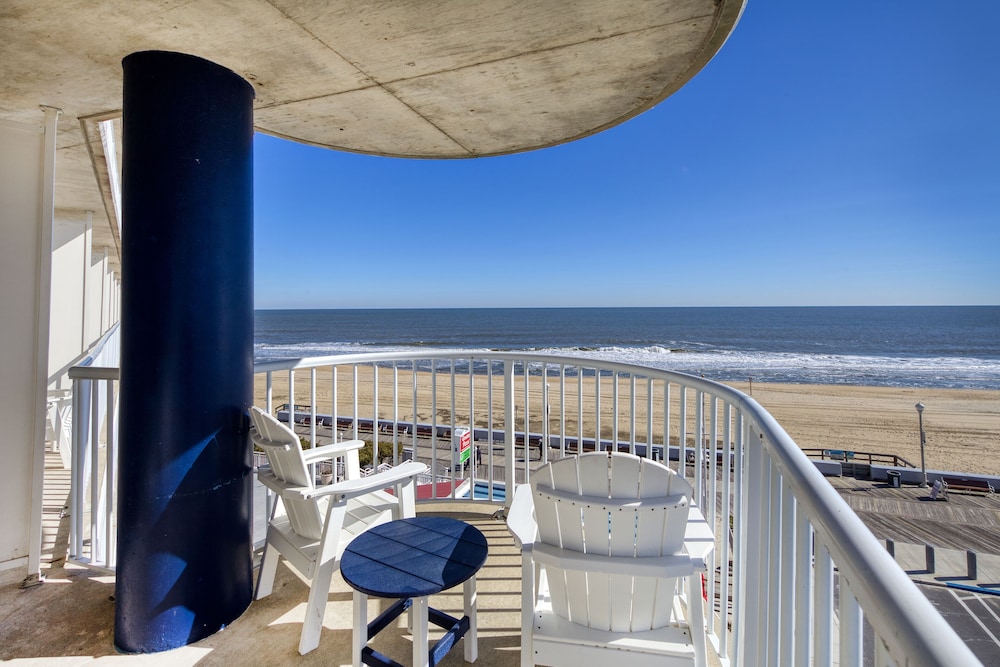 Ocean Front Corner Suite photo 3