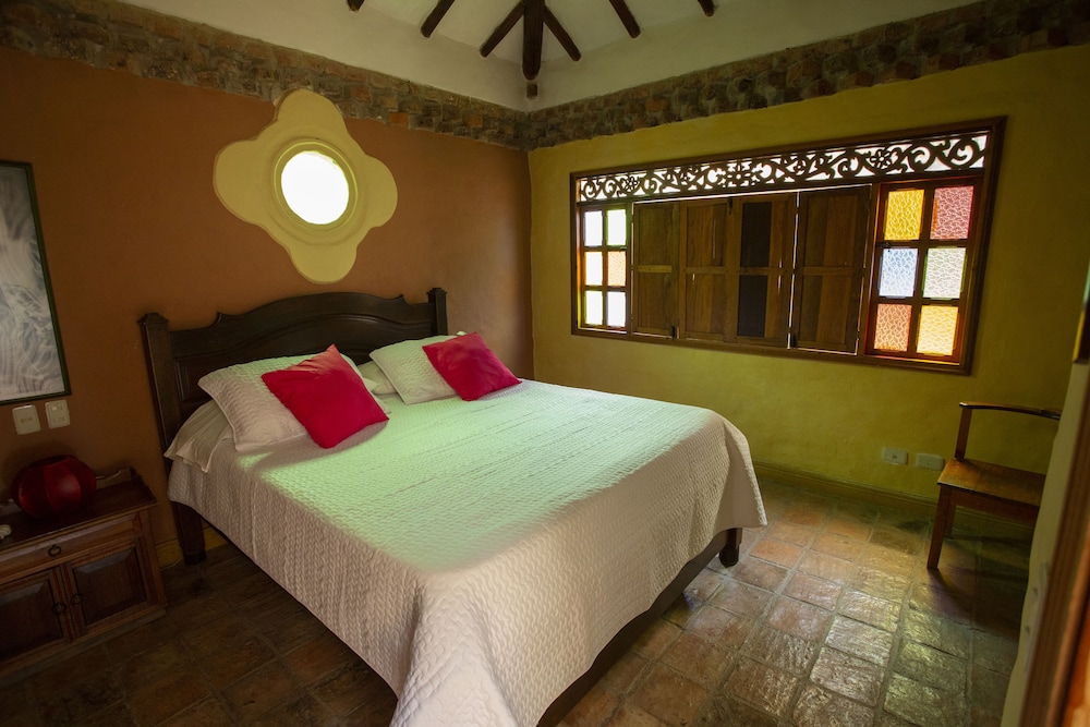 Family House, Hill View (Casa Anturio)