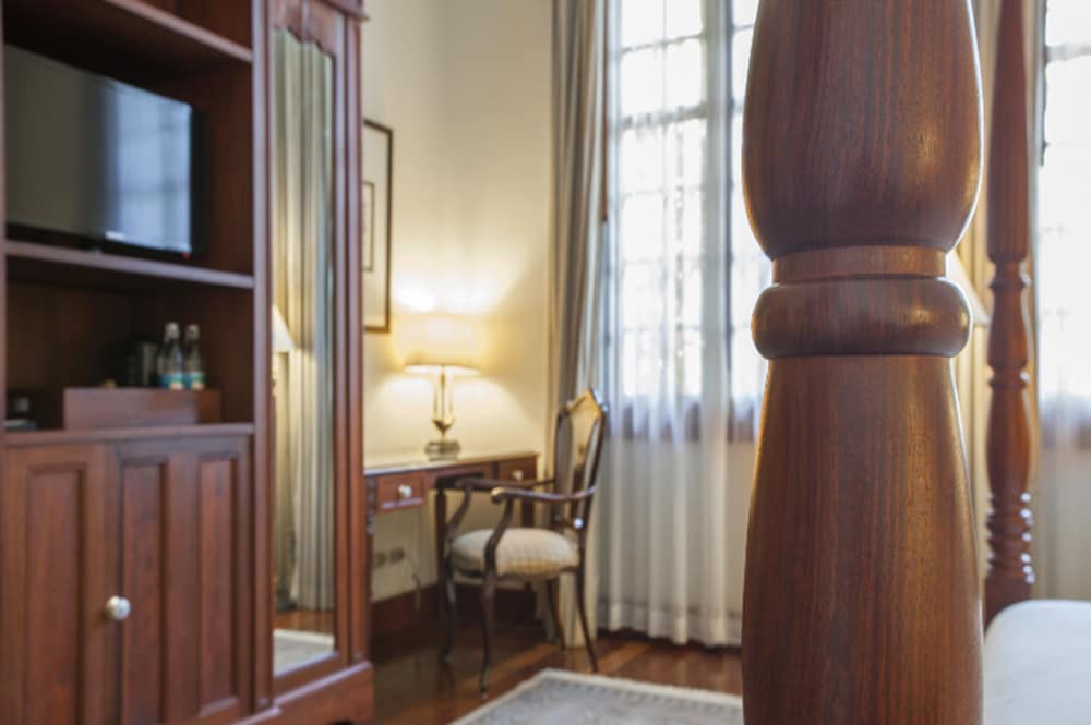 Deluxe Double Room, 1 King Bed, Pool View photo 2