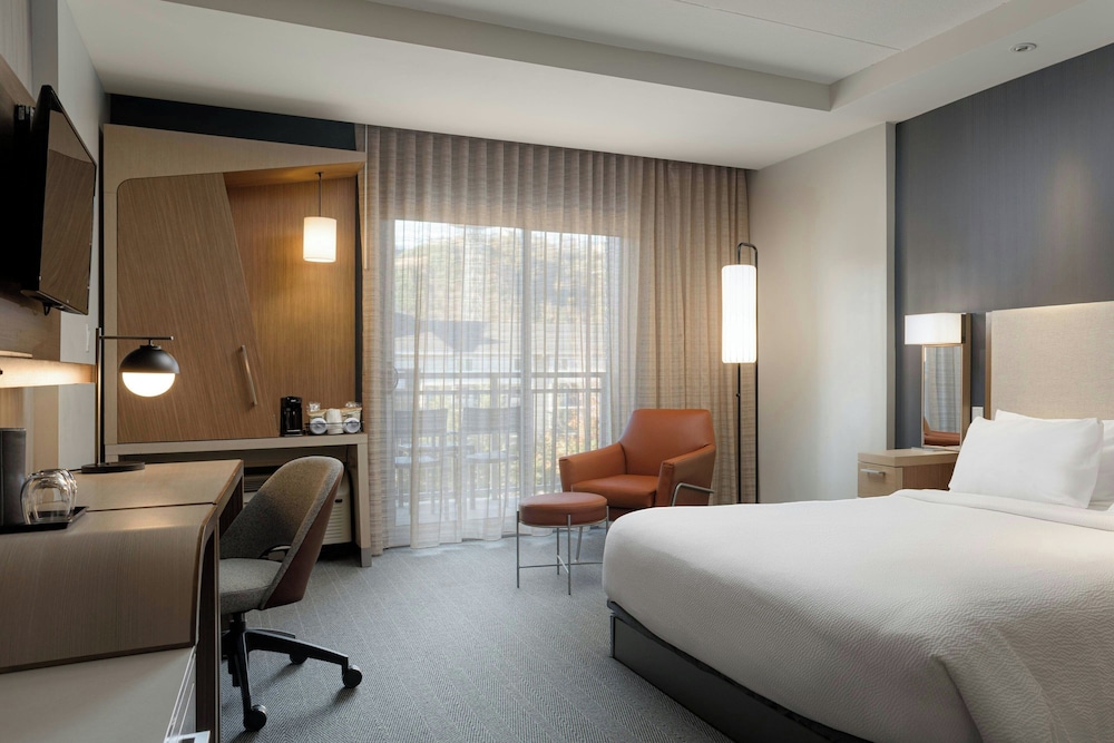 Room, 1 King Bed with Sofa bed, Balcony