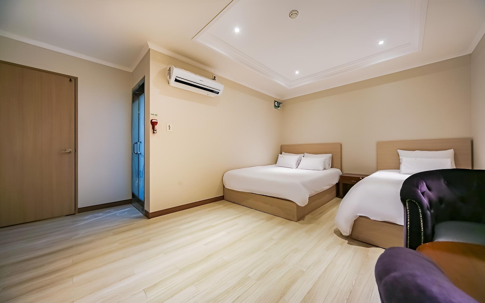 Room (VVIP Twin (Queen + Single Bed Hotel B) - Photo 2