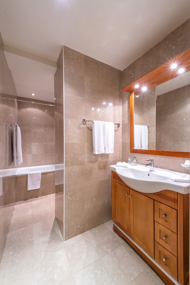 Premium Suite, 1 Queen Bed photo 3