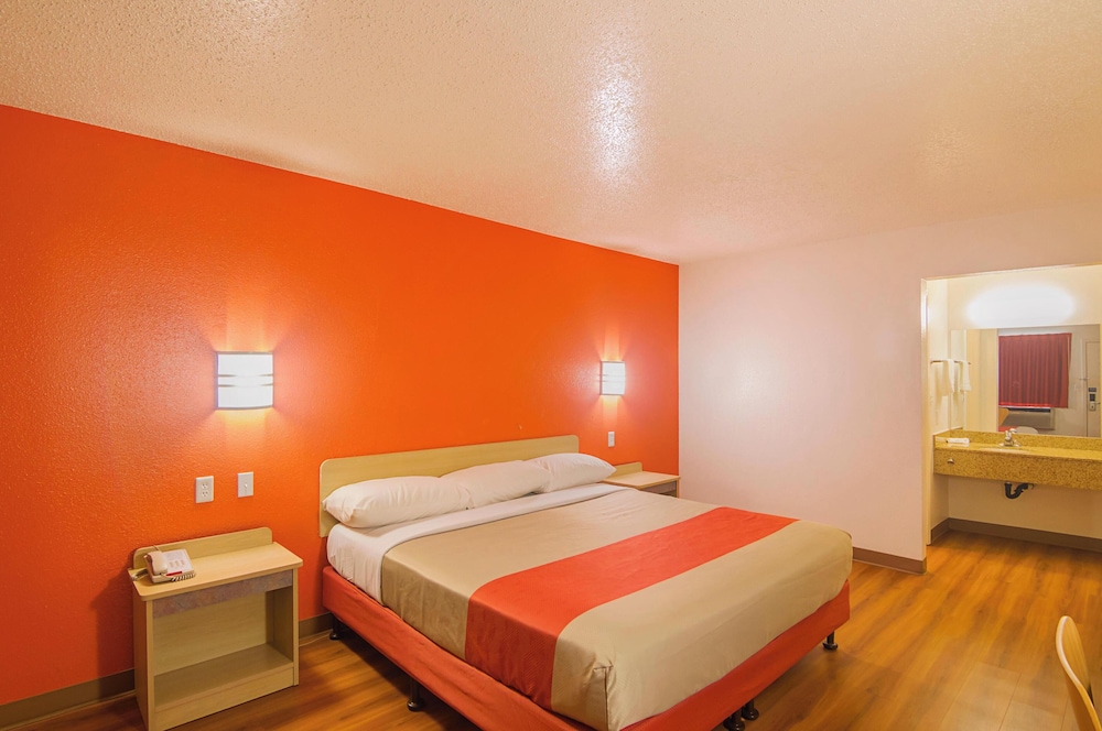 Room, 1 Queen Bed, Non Smoking, Refrigerator & Microwave - Photo 1