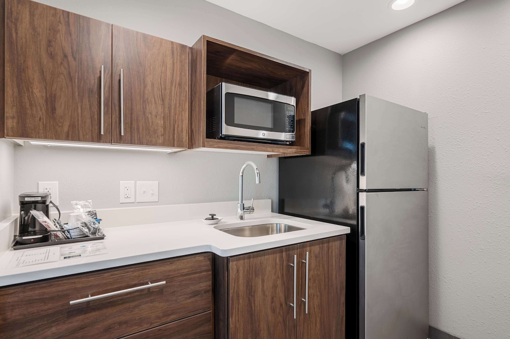 Room, 1 King Bed, Kitchenette - Photo 3