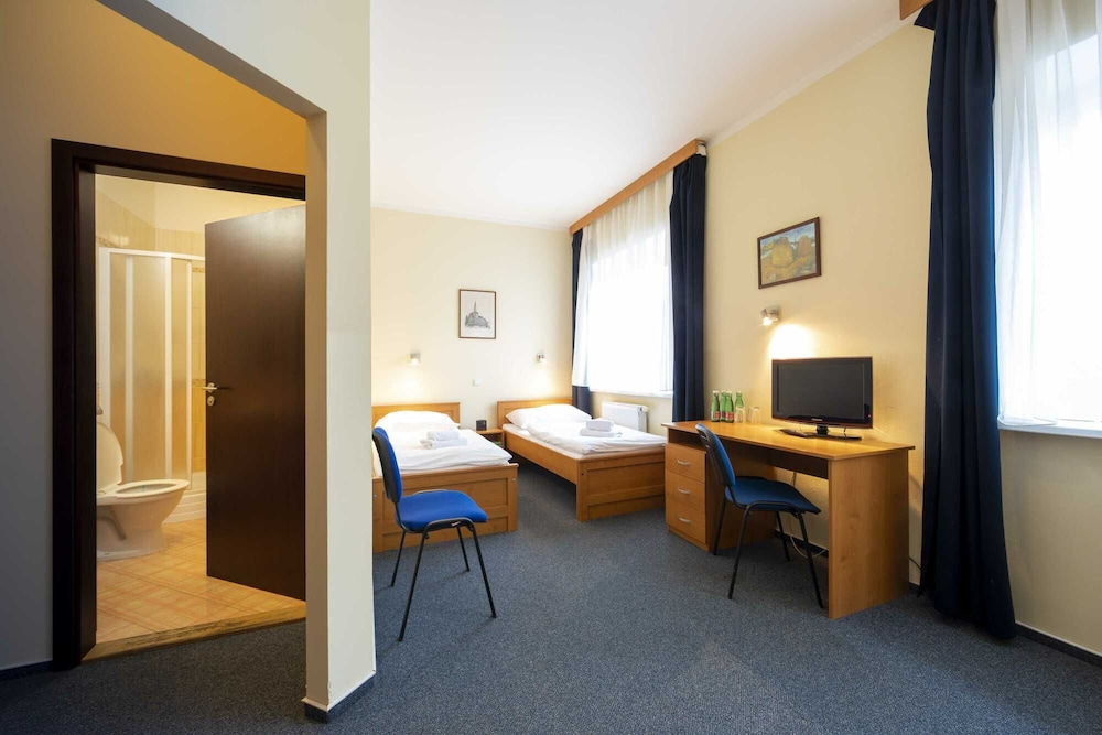 Basic Twin Room, 1 Bedroom, Garden View photo 3