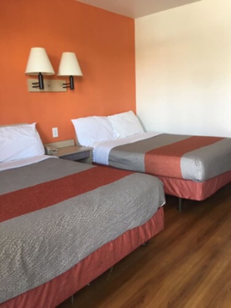 Standard Room, 2 Double Beds, Non Smoking, Refrigerator & Microwave photo 2