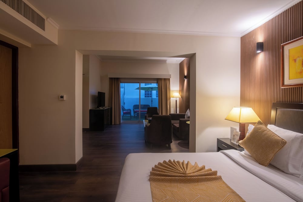 Junior Suite, 1 King Bed, Smoking photo 1