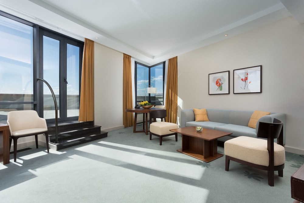 Suite, 1 King Bed (Garden Terrace) photo 3