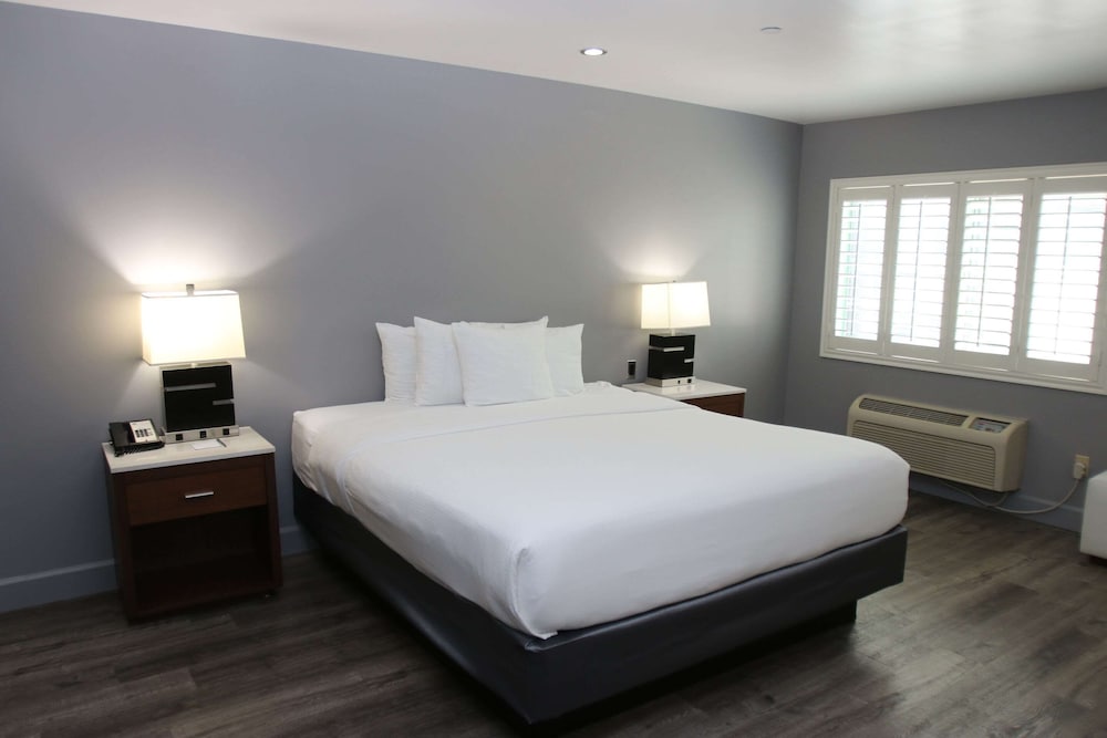 Basic Room, 1 King Bed, Non Smoking - Photo 1
