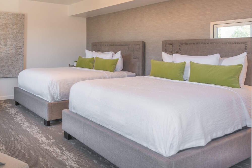 Deluxe Room, 2 Queen Beds - Photo 3
