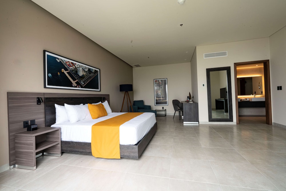 Suite, 1 cama de matrimonio grande, no fumadores, vistas a la montaña parcial al mar