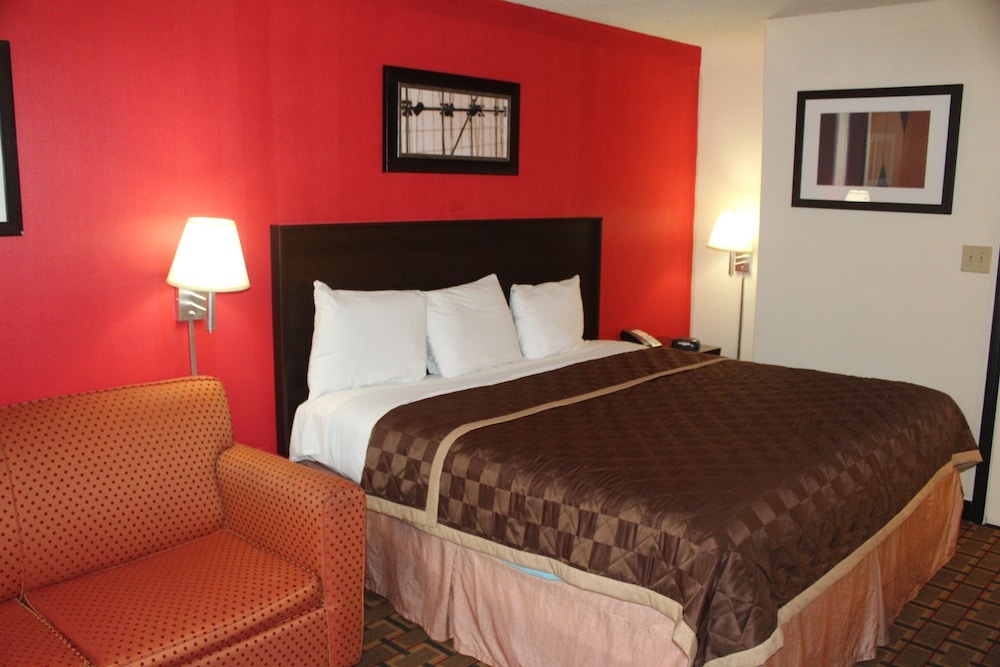 Room, 1 King Bed, Non Smoking - Photo 9