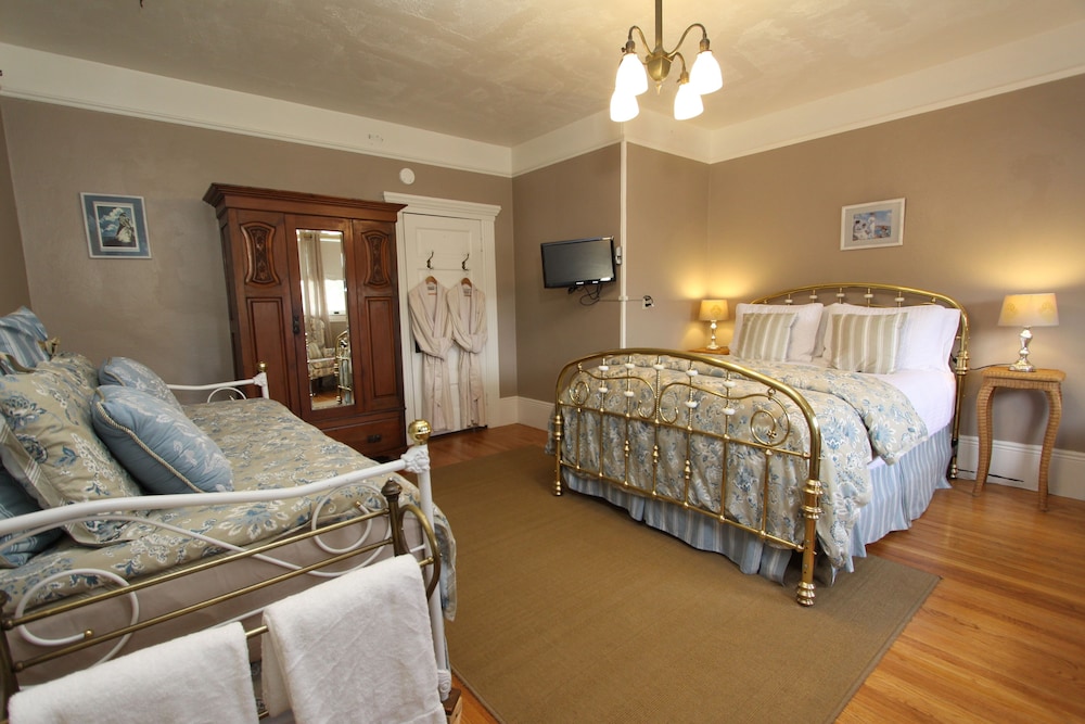 3. Rose's Room photo 3