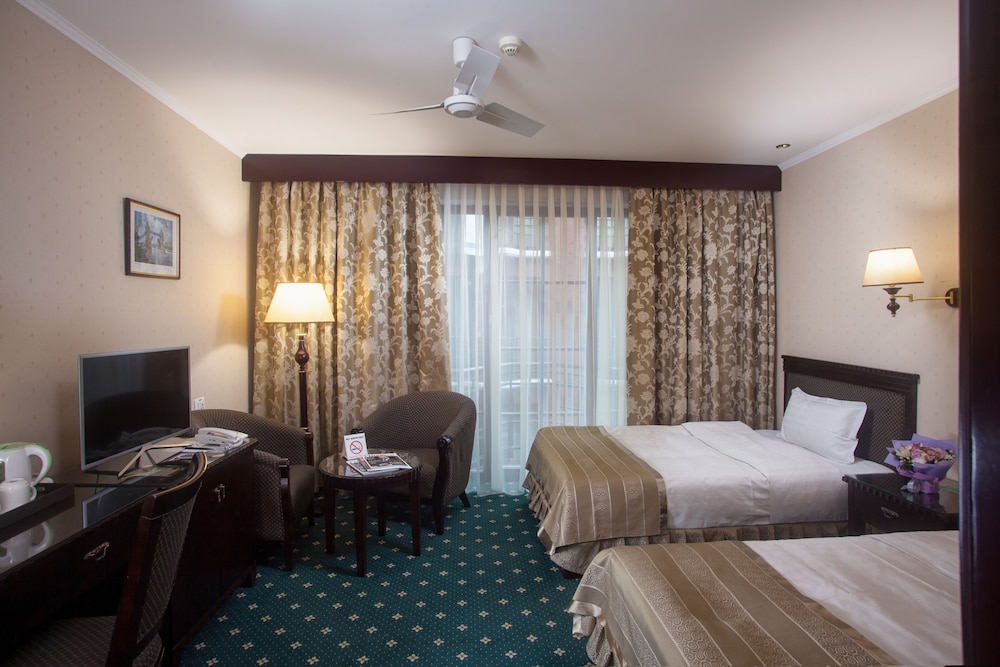 Economy Room, 1 King Bed, Non Smoking, Courtyard View photo 3