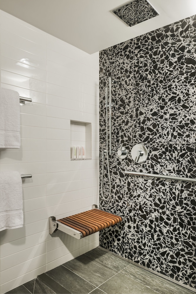 Superior Room, 1 Queen Bed, Mobility Accessible