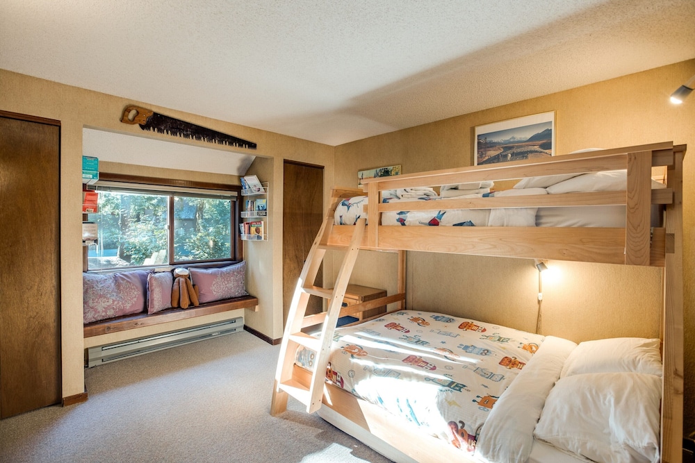 Condo, 2 Bedrooms, Balcony, Mountain View