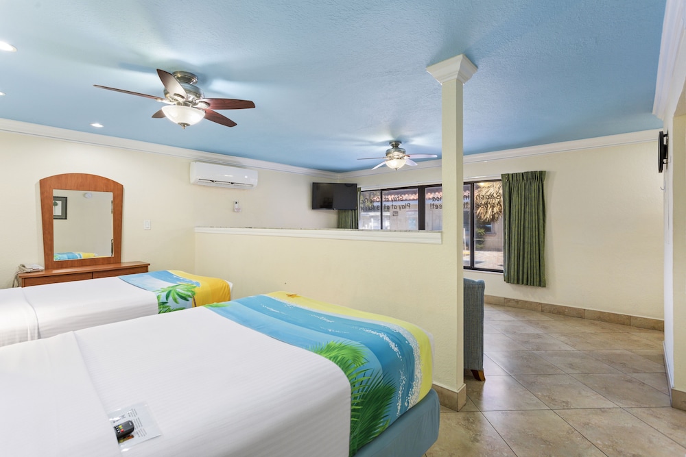 Superior Efficiency Suite: 2 Double Beds in 1 Bedroom and 1 Sleeper Sofa - Photo 4
