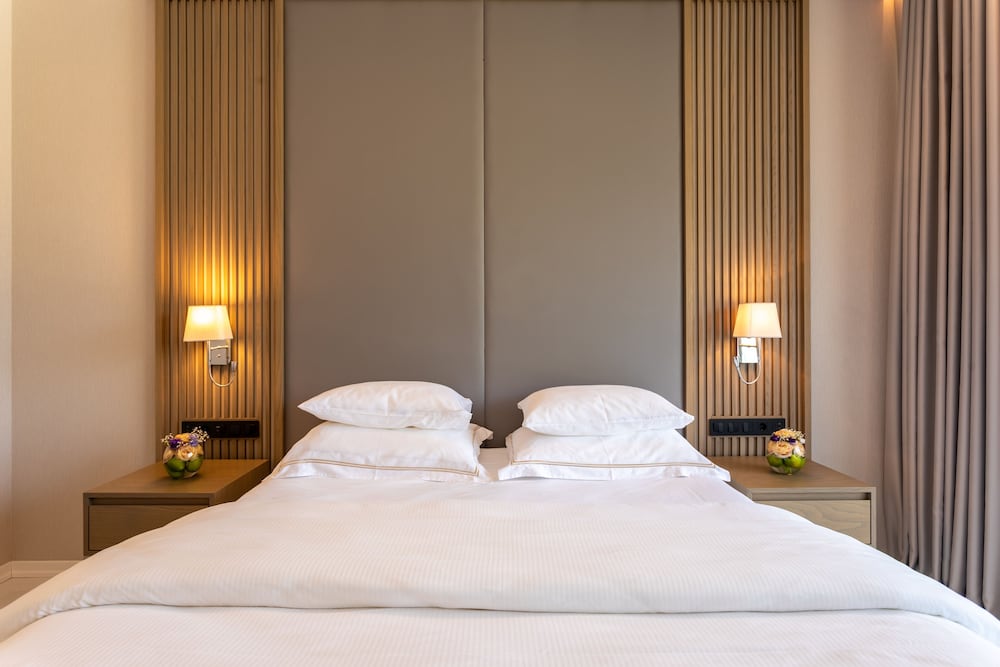 Premium Room, 1 King Bed, Hot Tub, Sea View (Terrace) - Photo 12