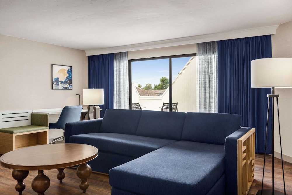 Junior Suite, 1 King Bed with Sofa bed - Photo 2