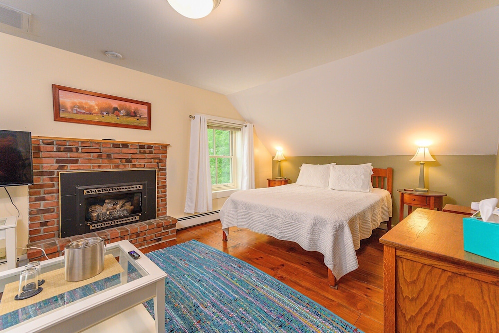 Junior Studio Suite, 1 King Bed with Sofa bed, Fireplace, Mountain View (Mt. Mansfield) photo 1