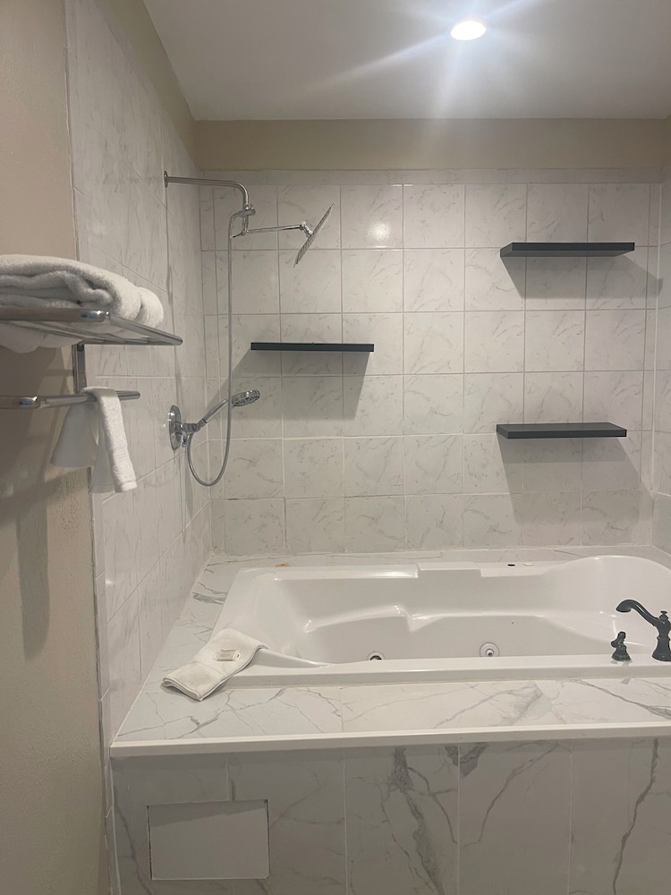 Deluxe Room, 1 King Bed, Non Smoking, Jetted Tub - Photo 8