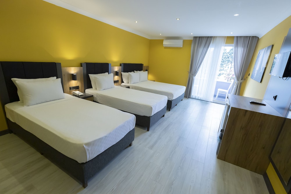 Classic Quadruple Room, Sea View
