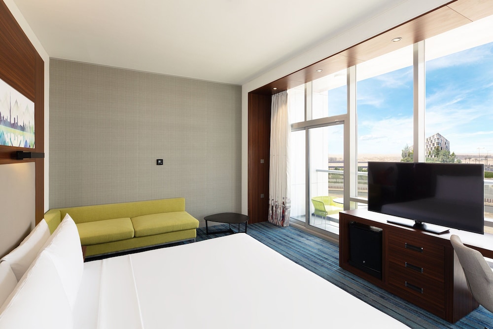 Savvy Suite King (Living Room + Two Bathrooms + Shuttle to Metro & Al Maktoum International Airport) photo 3