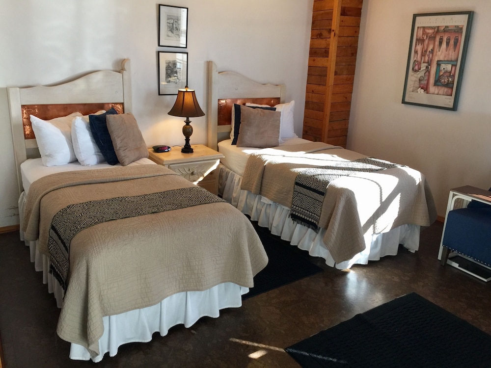 Standard Room with Two Twin Sized Beds (Room 9, Upstairs) photo 1
