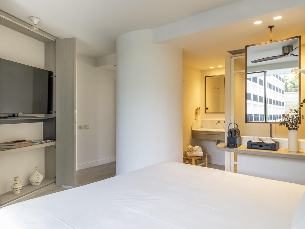 Privilege, Room, 1 King Bed, Terrace - Photo 3