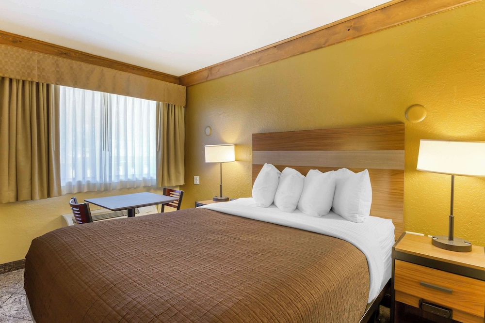 Standard Room, 1 King Bed, Accessible, Bathtub photo 1