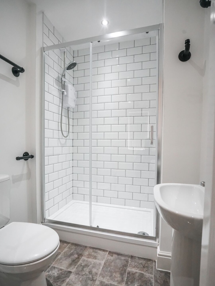 Economy Double Room, 1 Double Bed, Non Smoking, Ensuite - Photo 4