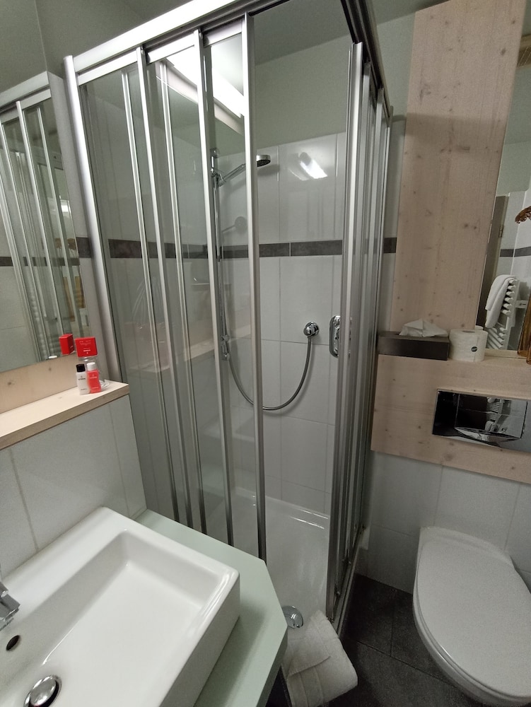 Standard Double Room - Photo 11