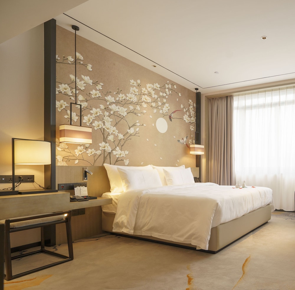 Executive Double Room thumbnail 6