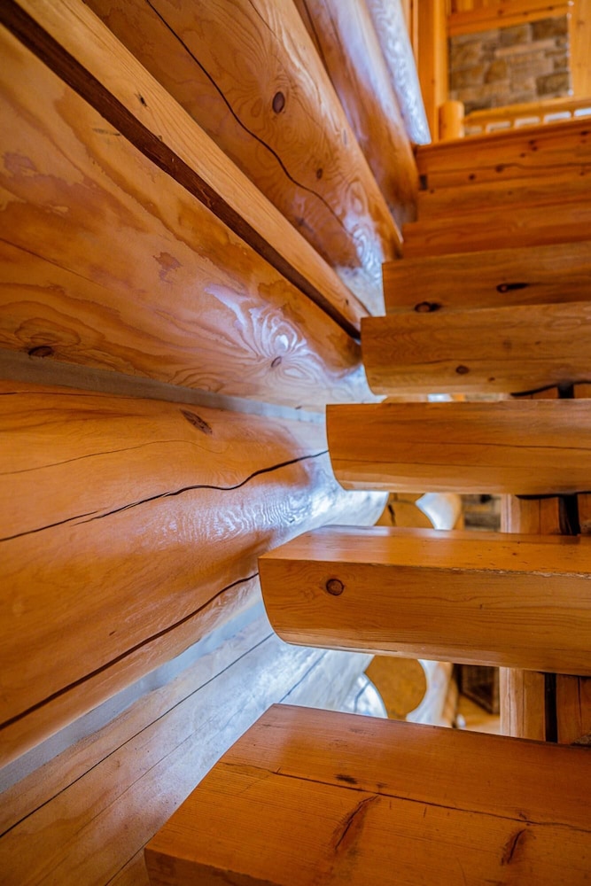 Executive Plus 89 - Luxurious log Home With Private hot tub Pool Sauna and Close to Activities, Photo 23
