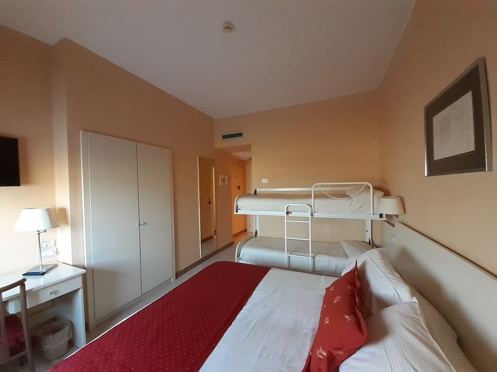 Family Quadruple Room - Photo 4