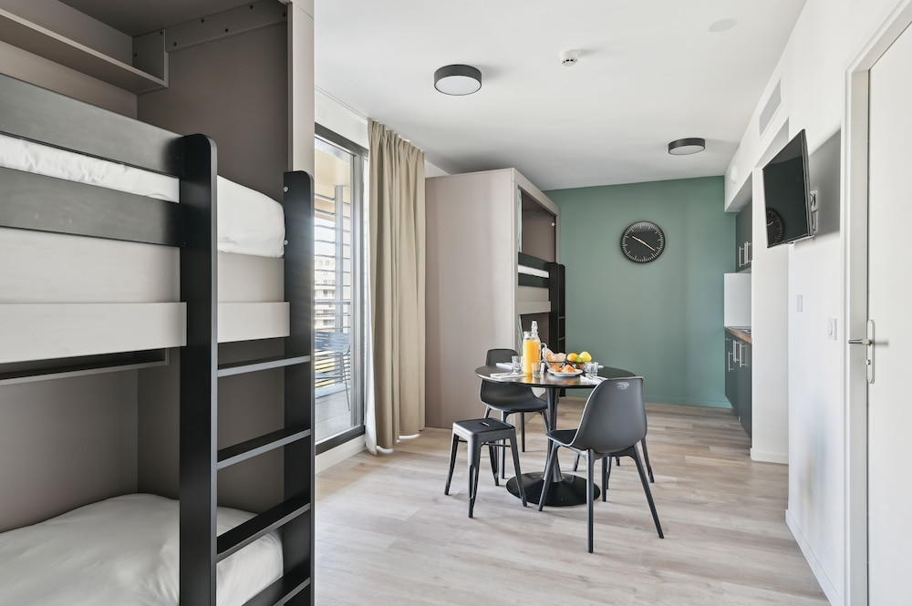 Large comfort studio, 1 double bed and 1 Bunk cabin bed, Balcony - Photo 1
