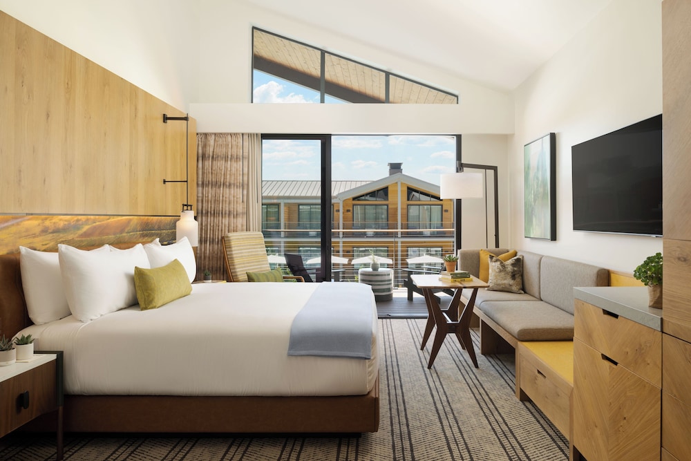 Deluxe Room, 1 King Bed (Vaulted)