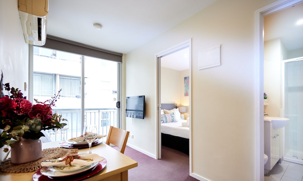 Deluxe One Bedroom Apartment - Photo 2