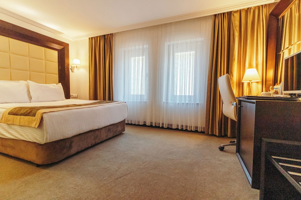 Standard Double Room Single Use, 1 Queen Bed - Photo 1